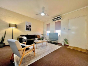Neat 2 bedroom apartment, with free parking